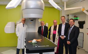 V. l. Prim. Univ.-Prof. Dr. Christian Lampl (Geschäftsführer, Ärztlicher Direktor), LH Dr. Josef  Pühringer, Bischof Dr. Ludwig Schwarz, Prim. Univ.-Prof. Dr. Hans Geinitz  (Vorstand Radio-Onkologie), MMag. Walter Kneidinger (GF, Verwaltungsdirektor)