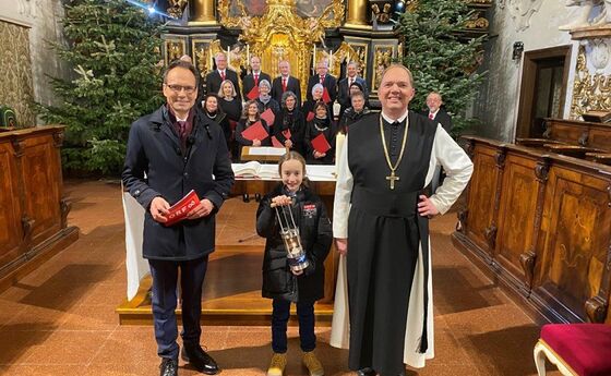 V. l.: Abt Nikolaus Thiel, Friedenslichtkind Michael Putz und Moderator Günther Madlberger in der Stiftskirche Schlierbach.