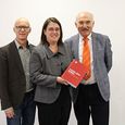 V. l.: Dr. Christoph Freilinger, Mag.a Gabriele Eder-Cakl und Dr. Franz Kogler freuen sich über die gelungene Familienbibel. / © Diözese Linz / Eckerstorfer V. l.: Dr. Christoph Freilinger, Mag.a Gabriele Eder-Cakl und Dr. Franz Kogler freuen sich über die gelungene Familienbibel.