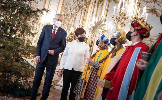 SternsingerInnen zu Besuch bei Bundespräsident Alexander Van der Bellen und seiner Frau Doris Schmidauer