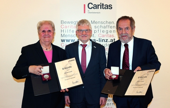 Elfriede und Anton Kröpfl aus Leonding mit Caritas-Direktor Franz Kehrer