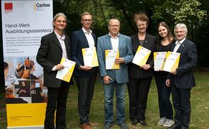 V. l.: Martin Nowak, Armin Stumptner, Thomas Czechtizky, Mag.a Maria Sumereder, Magdalena Höpfl und Caritas-Direktor Franz Kehrer, MAS.