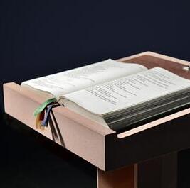 Ambo mit heiliger Schrift