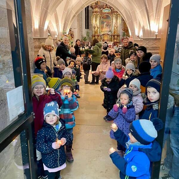 Viele Kinder bei der Adventkranzweihe in Steinerkirchen