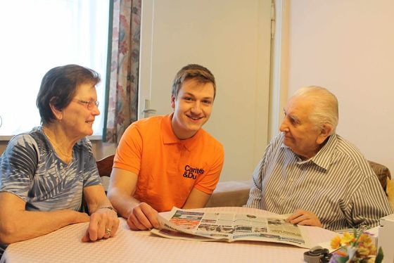 Caritas-Zivildiener Lukas Lindenbauer mit Maria und Josef Hirz.
