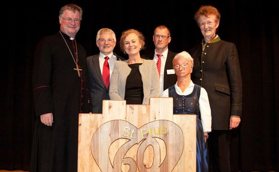 V. l.: Bischof Dr. Manfred Scheuer, Caritas-Direktor Franz Kehrer, MAS, Caritas-GF.in Dr.in Gertraud Assmann, St. Pius-Wohnbereichsleiter Josef Ratzenböck , St. Pius-Bewohnerin Sabine Nemmer, Caritas-GF.in Mag.a Maria Sumereder