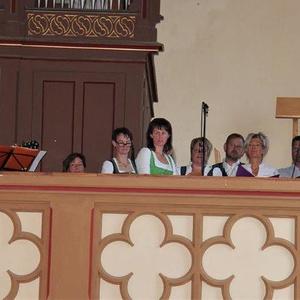Helga Bleiner mit ihrem Chor begleitet den Gottesdienst musikalisch mit wunderschönen Liedern.